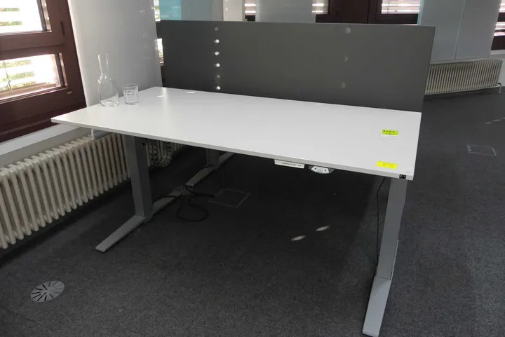 Elektrisch höhenverstellbarer Schreibtisch mit Trennwand Maße in cm ca. 160 x 80